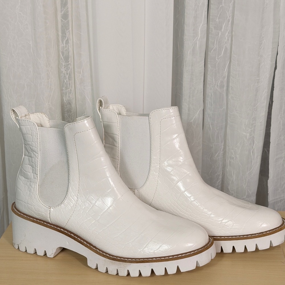 Altar'd State White Croc Embossed Chelsea Boots Chunky Lug Sole Ankle Boots 9M